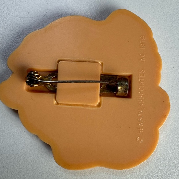 Vintage 1979 Miss Piggy Pin Brooch Jim Henson Associates Muppets Collectible - Picture 3 of 4